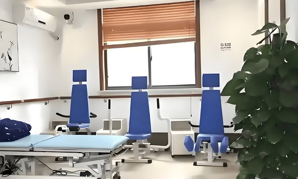 深圳人才落户年龄_专访导演饶晓志：对《万里归途》满意和骄傲 他的条件家庭女方没有好
